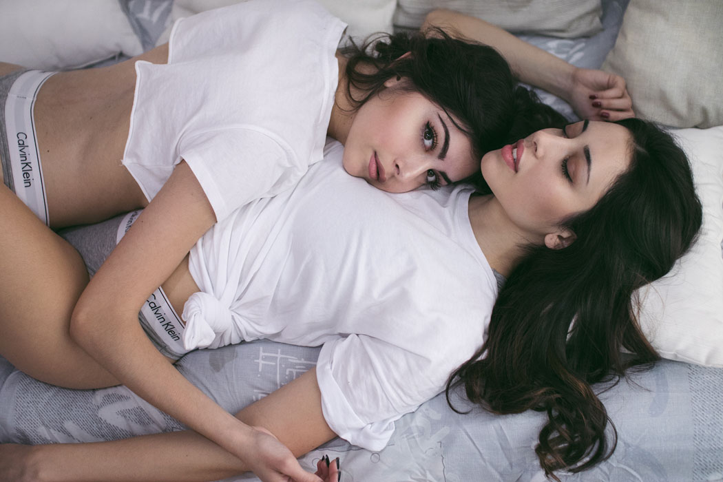 Две лесбиянки на кровати порадовали друг друга сексуальными играми