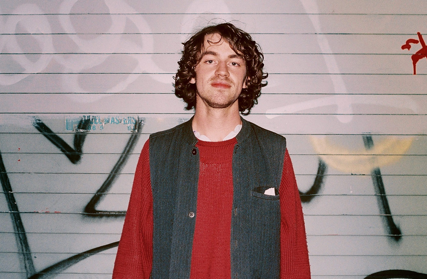 Cosmo sheldrake come. Группа Cosmo Sheldrake. Cosmo Sheldrake британский музыкант. The Moss Cosmo Sheldrake. Cosmo Sheldrake фото.